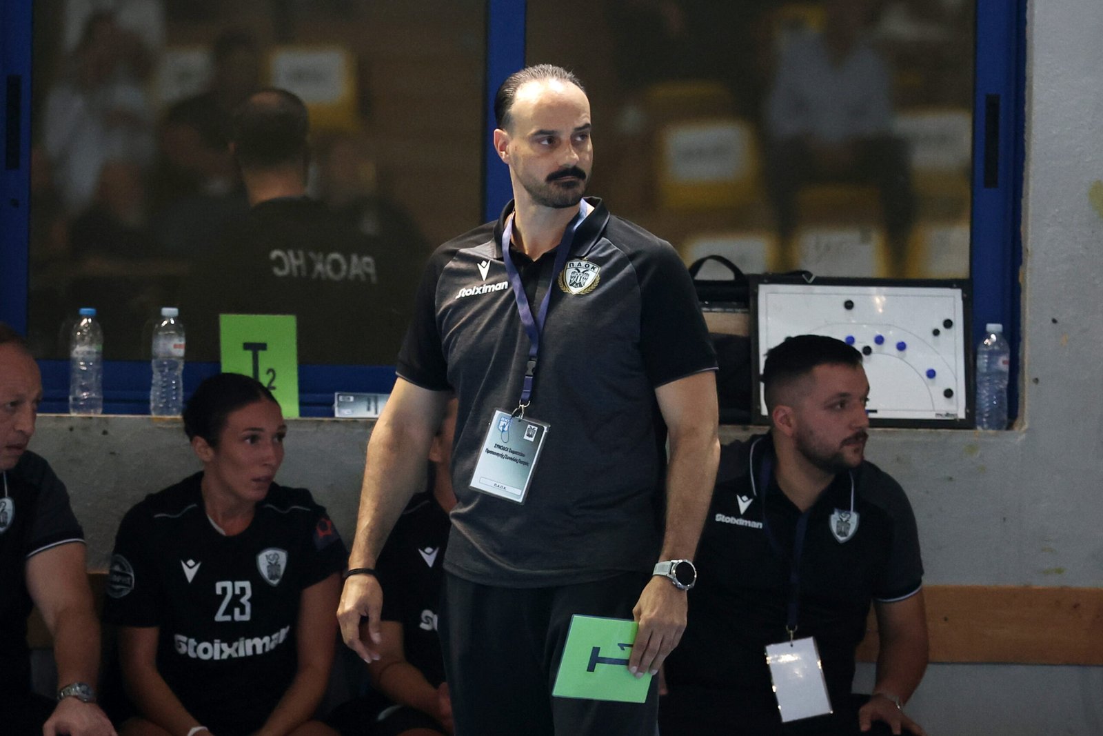 Η μεικτή ζώνη μετά την κατάκτηση του Σούπερ Καπ Χάντμπολ γυναικών
